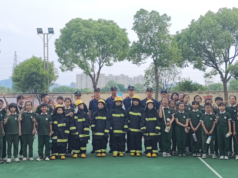 5月29日,诸暨大队陶朱站迎来了一群活泼可爱的小客人,庆同小学的小