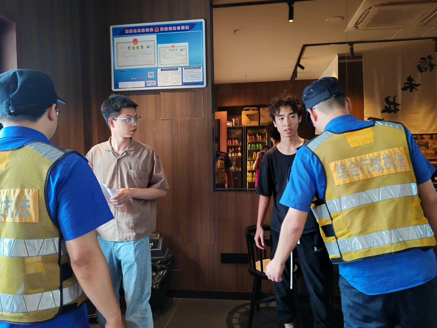 近日,新昌县七星街道综合行政执法队,各社区工作人员一同上门对沿街